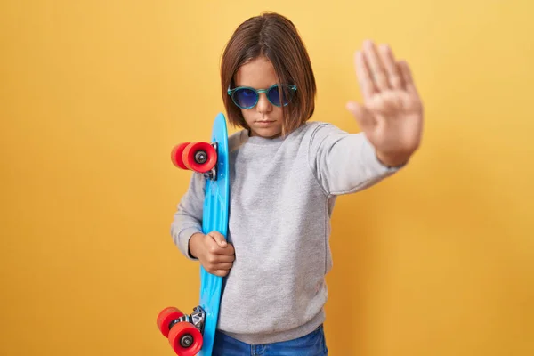 Menino Hispânico Vestindo Óculos Sol Segurando Skate Com Mão Aberta — Fotografia de Stock