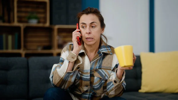 Hispanische Frau Mittleren Alters Trinkt Kaffee Und Telefoniert Hause Mit — Stockfoto