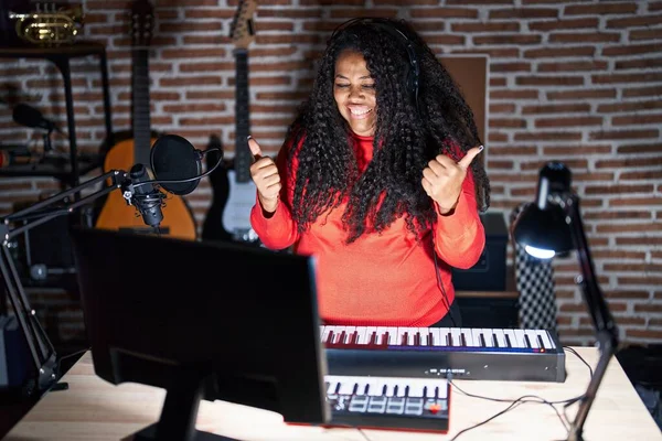 Más Tamaño Mujer Hispana Tocando Piano Estudio Música Signo Éxito —  Fotos de Stock
