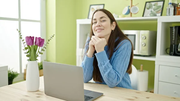 Young Caucasian Woman Using Laptop Sitting Table Dinning Room — Stock Photo, Image