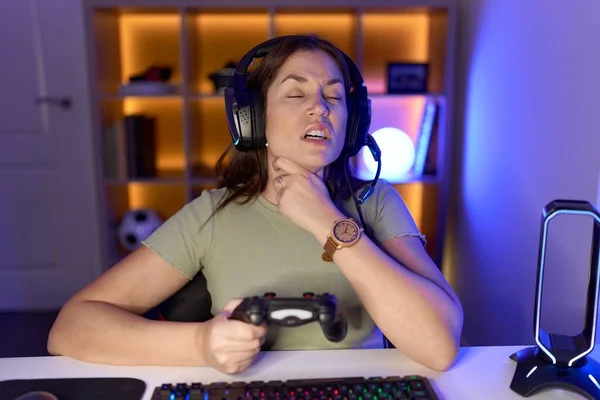 Mooie Brunette Vrouw Spelen Videospelletjes Dragen Koptelefoon Aanraken Pijnlijke Nek — Stockfoto