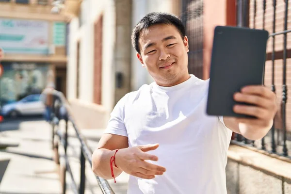 Mladý Číňan Usmívá Sebevědomě Videohovory Ulici — Stock fotografie