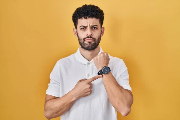 Arab Man Standing Yellow Background Hurry Pointing Watch Time Impatience — Stock Photo, Image