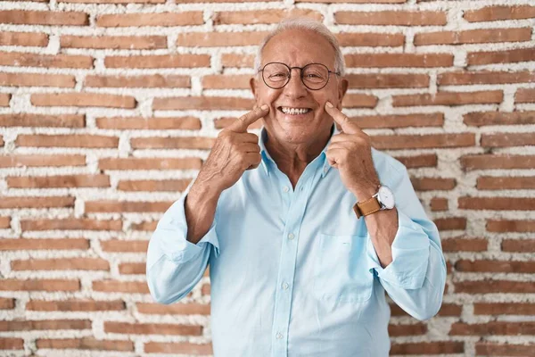 Senior Άνθρωπος Γκρίζα Μαλλιά Στέκεται Πάνω Από Τούβλα Τοίχο Χαμογελώντας — Φωτογραφία Αρχείου