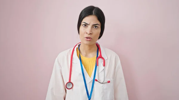 Ung Vacker Latinamerikansk Kvinna Läkare Arg Över Isolerad Rosa Bakgrund — Stockfoto