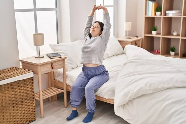 Mujer Joven Con Síndrome Despertando Brazos Extendidos Dormitorio —  Fotos de Stock