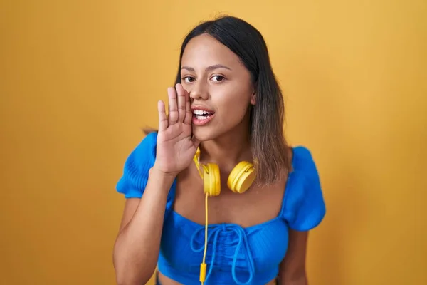 Hispanische Junge Frau Steht Über Gelbem Hintergrund Hand Mund Und — Stockfoto