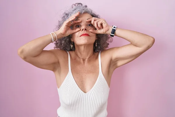 Middle Age Woman Grey Hair Standing Pink Background Trying Open — Foto de Stock