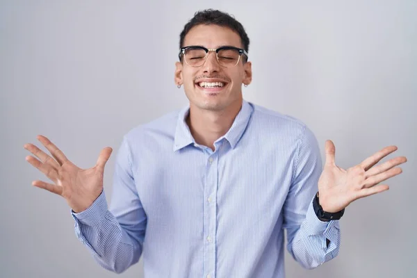 Bonito Homem Hispânico Vestindo Roupas Negócios Óculos Celebrando Louco Louco — Fotografia de Stock