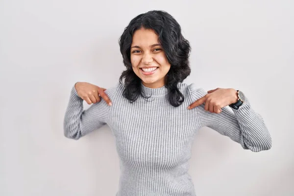 Hispanic Woman Dark Hair Standing Isolated Background Looking Confident Smile — Stockfoto