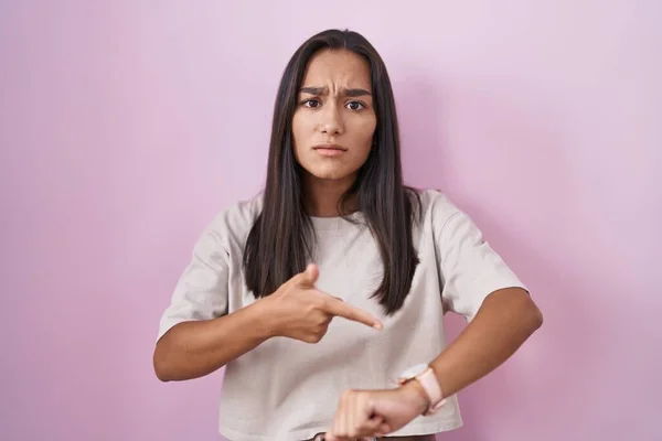 Young Hispanic Woman Standing Pink Background Hurry Pointing Watch Time — Stock Photo, Image