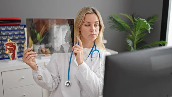 Молодая Блондинка Доктор Делает Видео Звонок Показывающий Рентген Клинике — стоковое фото