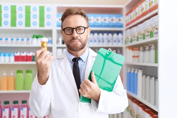 Homem Meia Idade Com Barba Trabalhando Farmácia Farmácia Segurando Pílulas — Fotografia de Stock