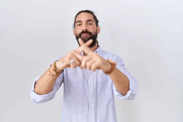 大胡子的西班牙裔男人 身穿休闲装 拒绝表情 交叉手指做阴性手势 — 图库照片