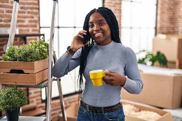 Mujer Afroamericana Hablando Smartphone Bebiendo Café Casa Nueva — Foto de Stock