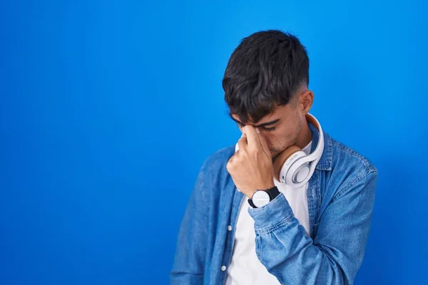Young Hispanic Man Standing Blue Background Tired Rubbing Nose Eyes — 图库照片