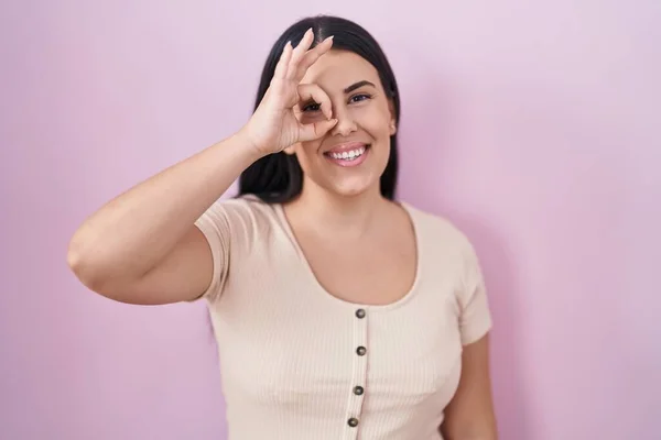 Junge Hispanische Frau Die Über Rosa Hintergrund Steht Macht Geste — Stockfoto