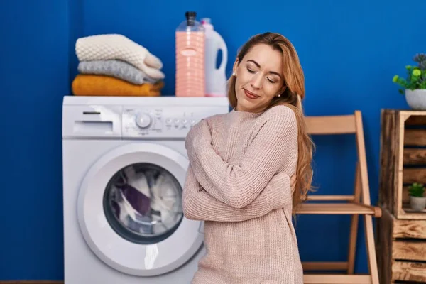 Young Woman Hugging Himself Waiting Washing Machine Laundry Room — Stok fotoğraf