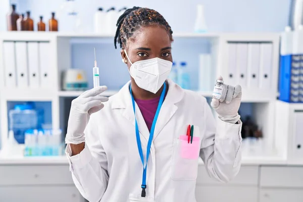 African American Woman Wearing Scientist Uniform Medical Mask Holding Covid — Photo