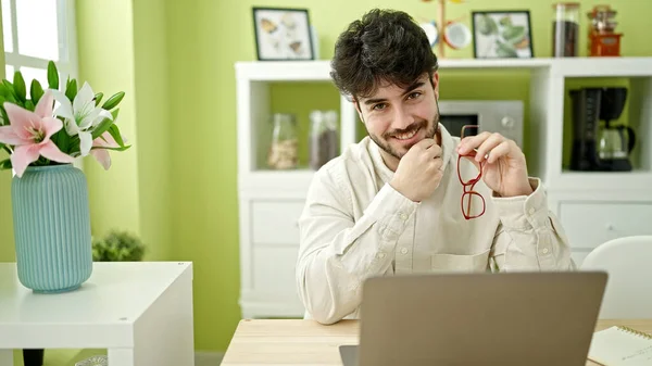 Young Hispanic Man Using Laptop Holding Glasses Dinning Room — Stock Photo, Image