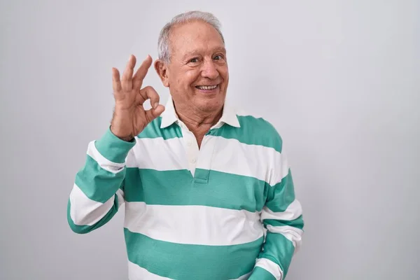 Beyaz Arka Planda Gri Saçlı Yaşlı Adam Gülümsüyor Parmaklarıyla Tamam — Stok fotoğraf