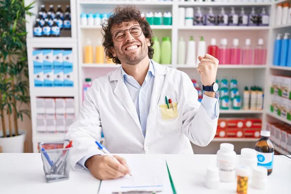 Hispánský Mladý Muž Pracující Lékárně Velmi Šťastný Vzrušený Dělá Vítězný — Stock fotografie