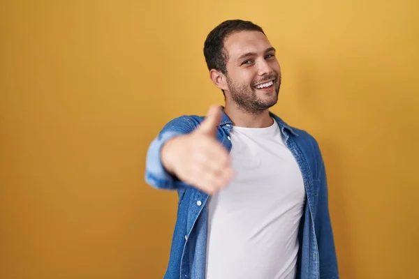 Ein Spanischer Mann Der Vor Gelbem Hintergrund Steht Und Freundlich — Stockfoto