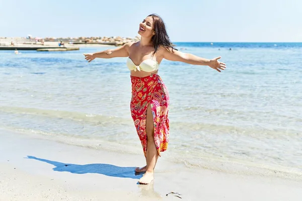 Jonge Mooie Spaanse Vrouw Bikini Met Open Armen Aan Zee — Stockfoto