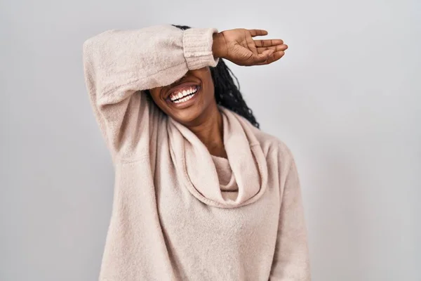 Africká Žena Stojící Nad Bílým Pozadím Zakrývající Oči Veselým Legračním — Stock fotografie