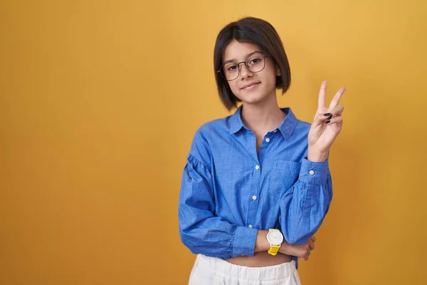 Sarı Arka Planda Duran Genç Kız Kameraya Gülümseyen Gülen Yüzle — Stok fotoğraf