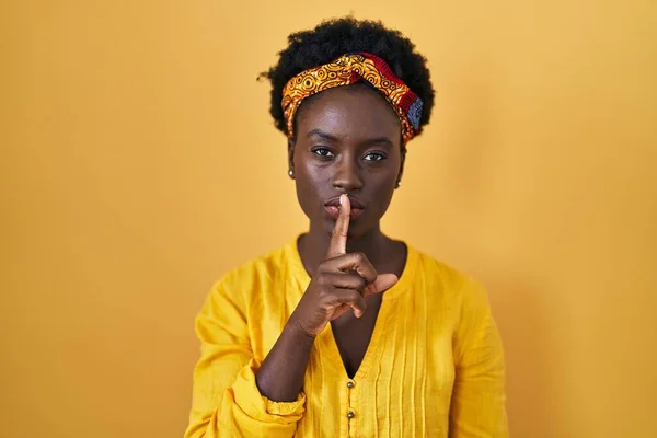 African Young Woman Wearing African Turban Asking Quiet Finger Lips — Stock Photo, Image