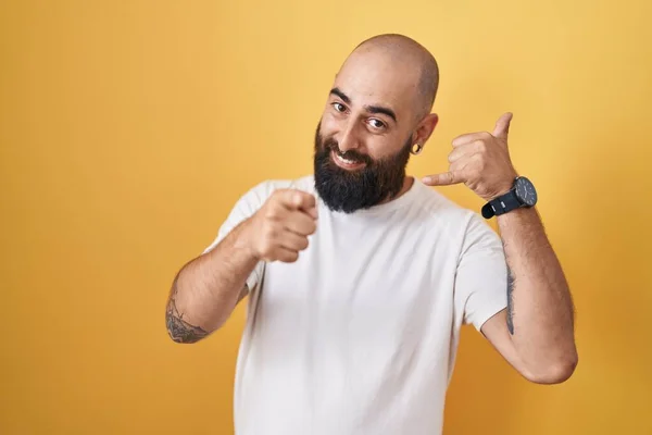 Jonge Spaanse Man Met Baard Tatoeages Gele Achtergrond Lachend Het — Stockfoto