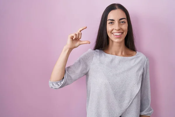 Young Brunette Woman Standing Pink Background Smiling Confident Gesturing Hand — Stockfoto