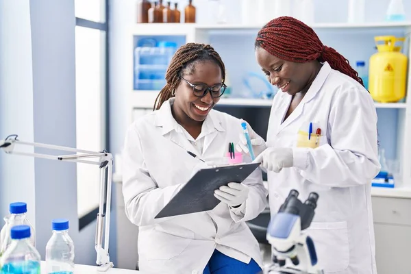 Africké Americké Ženy Vědec Držení Zkumavky Psaní Dokument Laboratoři — Stock fotografie