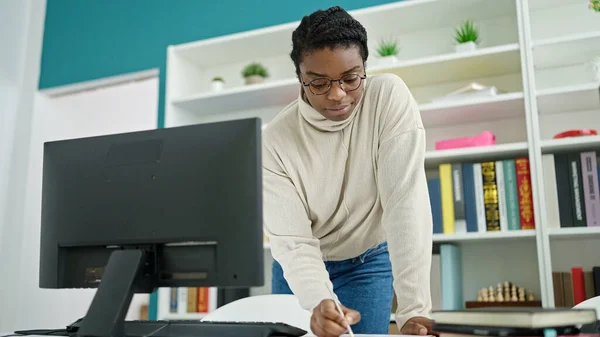 African American Woman Student Using Computer Writing Notebook Library University — Φωτογραφία Αρχείου