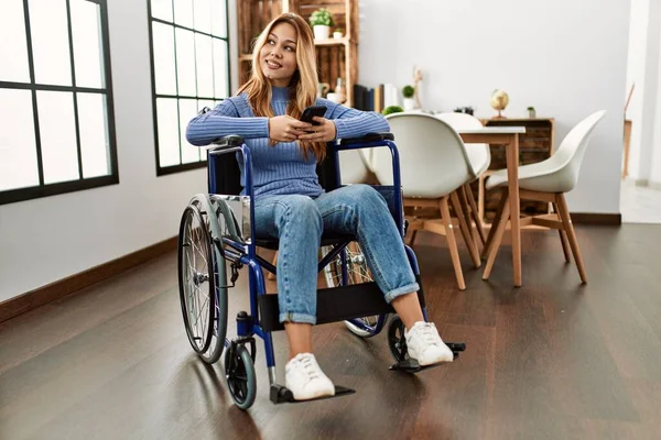 Jovem Caucasiana Usando Smartphone Sentado Cadeira Rodas Casa — Fotografia de Stock