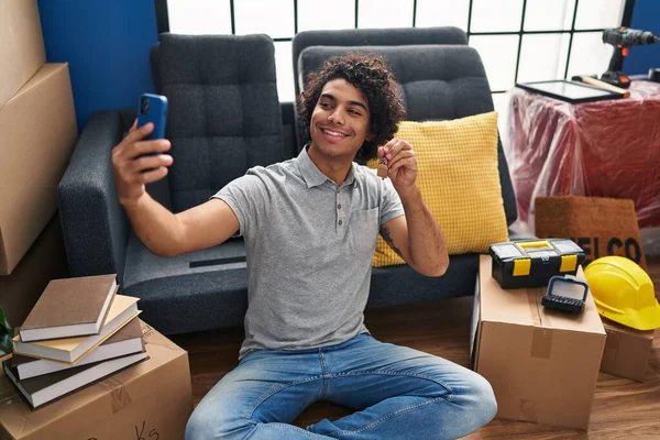 Genç Ispanyol Adam Yeni Evin Anahtarıyla Akıllı Telefondan Selfie Çekiyor — Stok fotoğraf