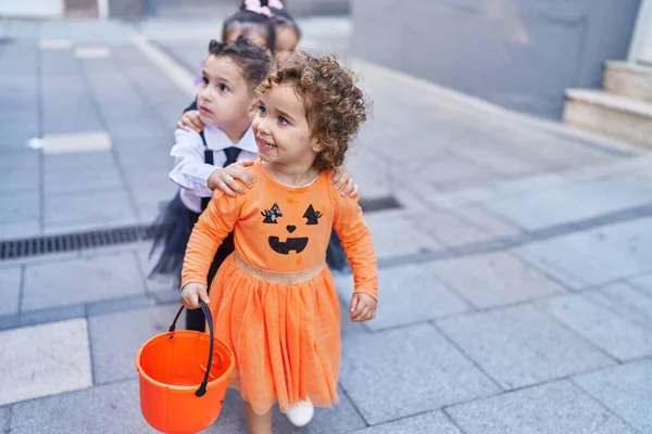 Cadılar Bayramı Kostümü Giyen Bir Grup Çocuk Sokakta Birlikte Yürüyor — Stok fotoğraf