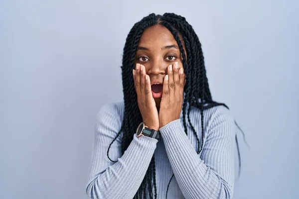 Afroamerikansk Kvinna Står Över Blå Bakgrund Rädd Och Chockad Överraskning — Stockfoto