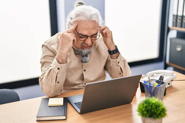 Hombre Pelo Gris Mediana Edad Trabajador Negocios Estresado Utilizando Ordenador — Foto de Stock
