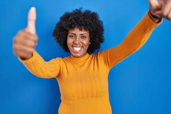 Zwarte Vrouw Met Krullend Haar Staan Blauwe Achtergrond Goed Keuren — Stockfoto