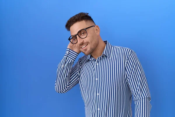 Homem Hispânico Com Barba Usando Óculos Sorrindo Com Mão Sobre — Fotografia de Stock