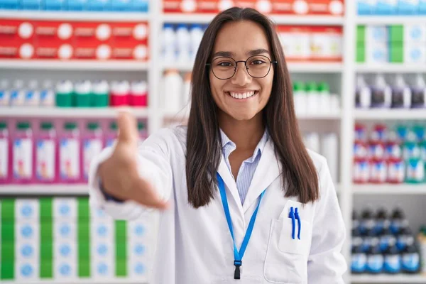 Young Beautiful Hispanic Woman Pharmacist Smiling Confident Shake Hand Pharmacy — Stockfoto