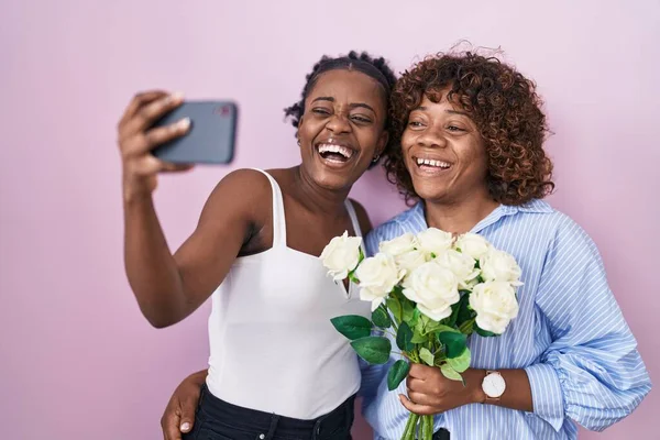 Afrikalı Kadın Çiçeklerle Fotoğraf Çekiyor Kahkahalarla Gülüyorlar Çünkü Komik Çılgınca — Stok fotoğraf