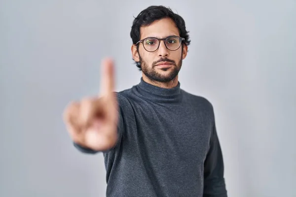 Schöner Lateinischer Mann Der Mit Erhobenem Zeigefinger Und Wütendem Gesichtsausdruck — Stockfoto
