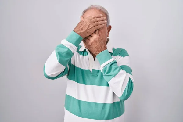 Beyaz Arka Planda Duran Gri Saçlı Yaşlı Adam Gözlerini Ağzını — Stok fotoğraf