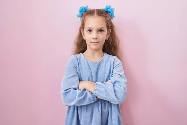 Ein Kleines Mädchen Steht Skeptisch Und Nervös Vor Rosa Hintergrund — Stockfoto