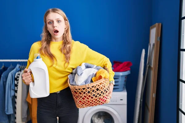 Çamaşır Sepetini Deterjan Şişesini Elinde Tutan Beyaz Bir Kadın Şok — Stok fotoğraf