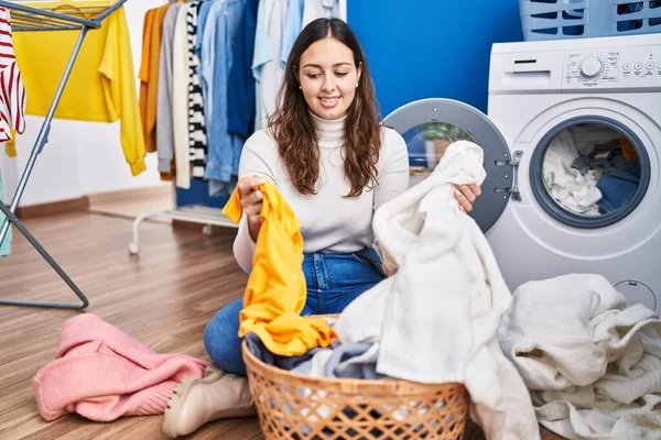 Young Beautiful Hispanic Woman Smiling Confident Washing Clothes Laundry Room — Stock Photo, Image