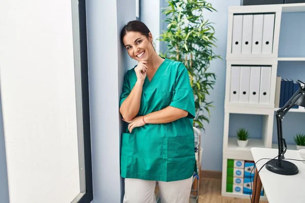 Jovem Bela Mulher Hispânica Enfermeira Sorrindo Confiante Com Braços Cruzados — Fotografia de Stock
